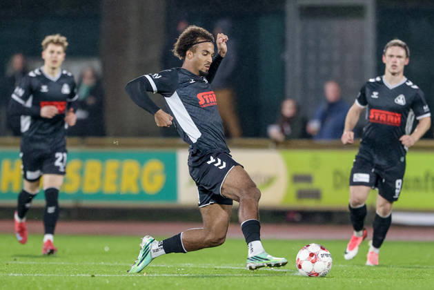 Eric Anozie (SV Atlas Delmenhorst, 29) am Ball, Einzelbild, Ganzkörper, Aktion, Action, Spielszene, 09.10.2026, Bremen (Deutschland), Fussball, Regionalliga Nord, SV Werder Bremen II - SV Atlas Delmenhorst
