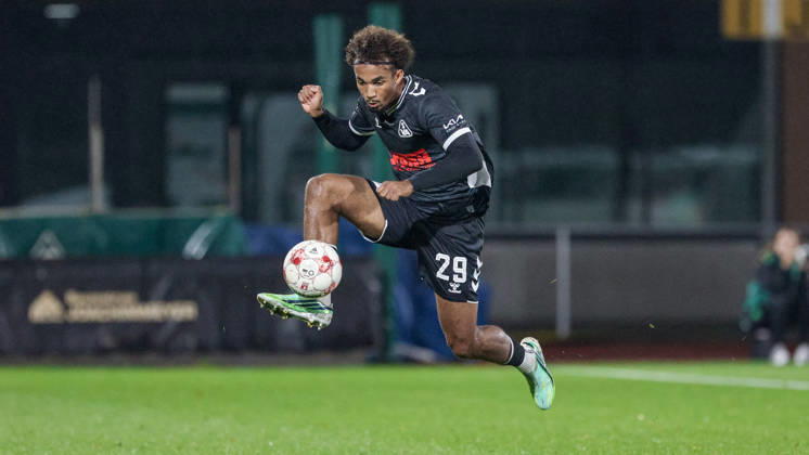 Eric Anozie (SV Atlas Delmenhorst, 29) am Ball, Freisteller, Einzelbild, Ganzkörper, Aktion, Action, Spielszene, 09.10.2026, Bremen (Deutschland), Fussball, Regionalliga Nord, SV Werder Bremen II - SV Atlas Delmenhorst