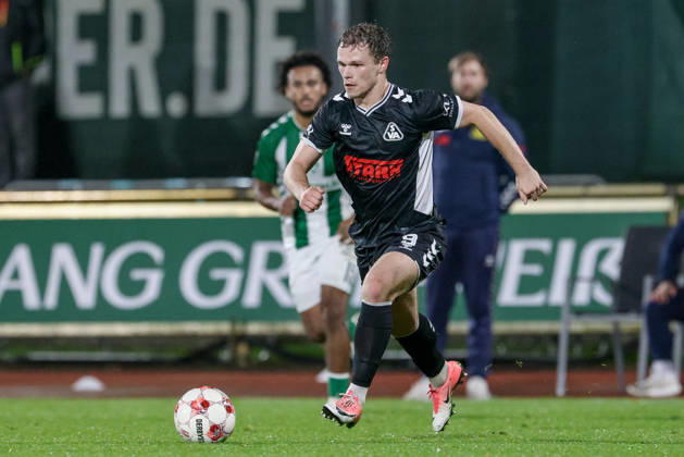 Tobias Fagerström (SV Atlas Delmenhorst, 9) am Ball, Einzelbild, Ganzkörper, Aktion, Action, Spielszene, 09.10.2026, Bremen (Deutschland), Fussball, Regionalliga Nord, SV Werder Bremen II - SV Atlas Delmenhorst