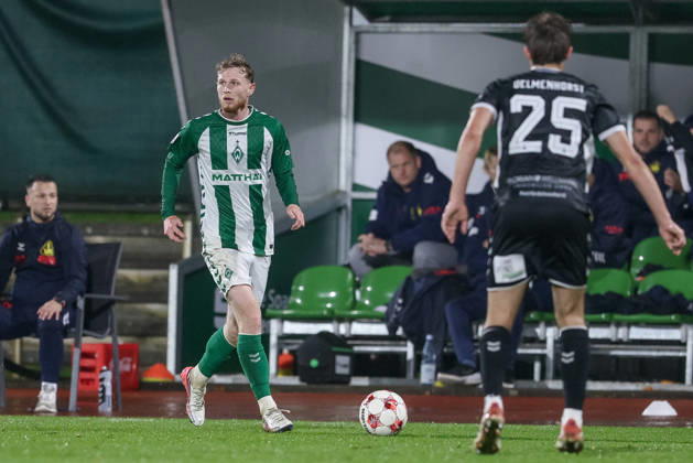 Johann Wegner (SV Werder Bremen II, 2) am Ball, Einzelbild, Ganzkörper, Aktion, Action, Spielszene, 09.10.2026, Bremen (Deutschland), Fussball, Regionalliga Nord, SV Werder Bremen II - SV Atlas Delmenhorst