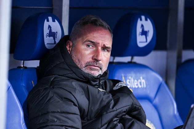 09.10.2026, Fussball, 2. Bundesliga, Eintracht Braunschweig - Holstein Kiel, Trainer Tim Walter (Holstein Kiel) sitzt auf der Trainerbank xRHR-FOTO DEx Copyright: TeresaxKroeger RHR-FOTOx RHR-FOTO DE