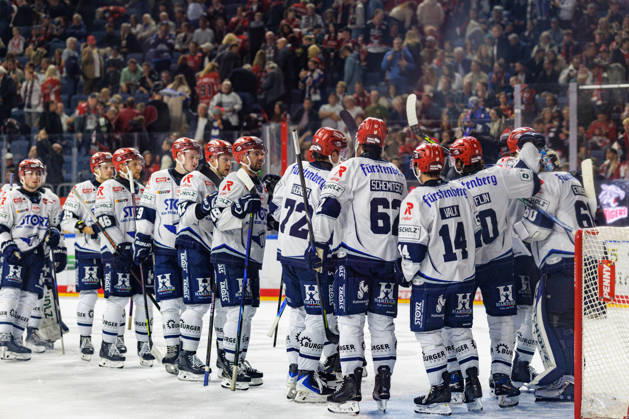 COLONGE, GERMANY - 9 OCTOBER 2026: Image shows the celebration of Schwenninger Wild Wings during PENNY DEL 2026 27 Regular Season, Matchday 7: Kölner Haie vs Schwenninger Wild Wings at LANXESS arena on 9 10 2026 in Colonge, Germany. Germany Copyright: xFröhlichxPascalx