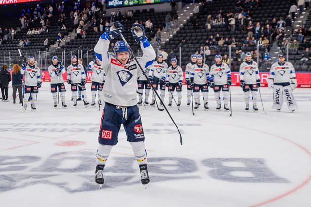 Nicolas Schindler (ERC Ingolstadt, 44) wird fuer sein erstes DEL-Tor und den Sieg von den Fans gefeiert GER, EHC Red Bull Muenchen vs. ERC Ingolstadt, DEL, Saison 2026 2027, 7. Spieltag, 09.10.2026. Foto: HMB Media Franz Feiner Copyright: HMBxMedia FranzxFeiner