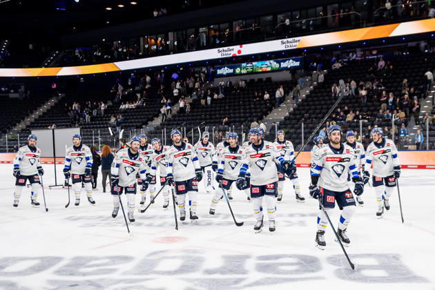 Die Ingolstaedter Spieler lassen sich von ihren Fans fuer den Sieg feiern GER, EHC Red Bull Muenchen vs. ERC Ingolstadt, DEL, Saison 2026 2027, 7. Spieltag, 09.10.2026. Foto: HMB Media Franz Feiner Copyright: HMBxMedia FranzxFeiner