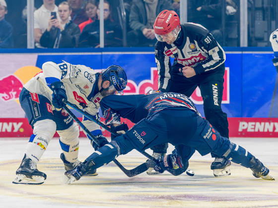 Linesperson Tobias Schwenk fuehrt ein Bully Faceoff aus zwischen Daniel Pietta (ERC Ingolstadt, 86) und Lucas Thaler (EHC Red Bull Muenchen, 48) GER, EHC Red Bull Muenchen vs. ERC Ingolstadt, DEL, Saison 2026 2027, 7. Spieltag, 09.10.2026. Foto: HMB Media Franz Feiner Copyright: HMBxMedia FranzxFeiner