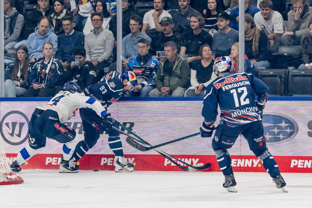 Kampf um den Puck Zweikampf zwischen Nicolas Schindler (ERC Ingolstadt, 44) und Maximilian Kastner (EHC Red Bull Muenchen, 93), rechts Brady Ferguson (EHC Red Bull Muenchen, 12) GER, EHC Red Bull Muenchen vs. ERC Ingolstadt, DEL, Saison 2026 2027, 7. Spieltag, 09.10.2026. Foto: HMB Media Franz Feiner Copyright: HMBxMedia FranzxFeiner