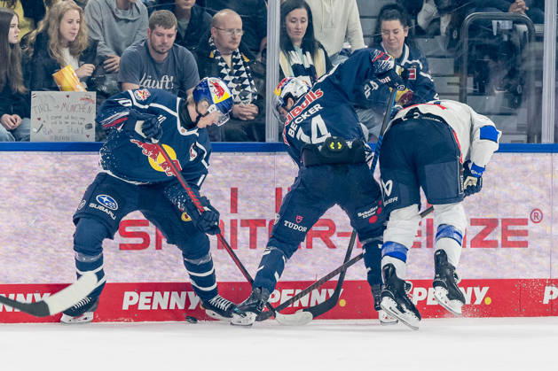Kampf um den Puck von Elis Hede (EHC Red Bull Muenchen, 10) und Luis Becker (EHC Red Bull Muenchen, 14) mit Kenny Agostino (ERC Ingolstadt, 11) GER, EHC Red Bull Muenchen vs. ERC Ingolstadt, DEL, Saison 2026 2027, 7. Spieltag, 09.10.2026. Foto: HMB Media Franz Feiner Copyright: HMBxMedia FranzxFeiner