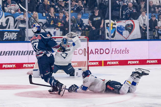Taro Hirose (EHC Red Bull Muenchen, 17) scheitert gegen Jonas Stettmer (Torwart, ERC Ingolstadt, 01) und Alex Breton (ERC Ingolstadt, 75) GER, EHC Red Bull Muenchen vs. ERC Ingolstadt, DEL, Saison 2026 2027, 7. Spieltag, 09.10.2026. Foto: HMB Media Franz Feiner Copyright: HMBxMedia FranzxFeiner
