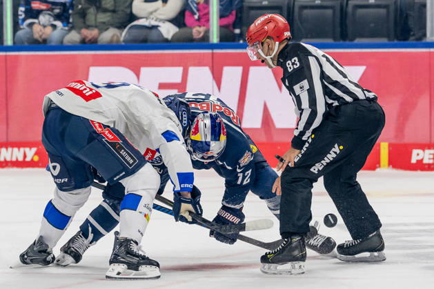 Linesperson David Tschirner fuehrt ein Bully Faceoff aus zwischen Myles Powell (ERC Ingolstadt, 09) und Brady Ferguson (EHC Red Bull Muenchen, 12) GER, EHC Red Bull Muenchen vs. ERC Ingolstadt, DEL, Saison 2026 2027, 7. Spieltag, 09.10.2026. Foto: HMB Media Franz Feiner Copyright: HMBxMedia FranzxFeiner
