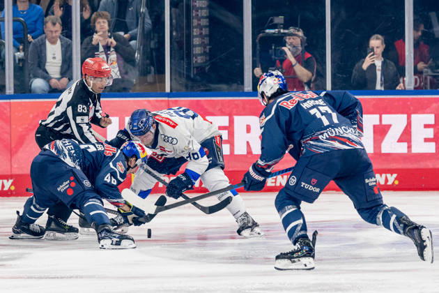 Linesperson David Tschirner fuehrt ein Bully Faceoff aus zwischen Lucas Thaler (EHC Red Bull Muenchen, 48) und Daniel Pietta (ERC Ingolstadt, 86) GER, EHC Red Bull Muenchen vs. ERC Ingolstadt, DEL, Saison 2026 2027, 7. Spieltag, 09.10.2026. Foto: HMB Media Franz Feiner Copyright: HMBxMedia FranzxFeiner