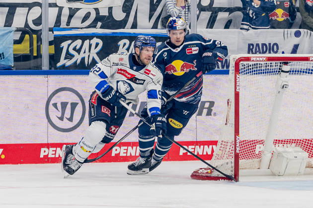 Daniel Schmoelz (ERC Ingolstadt, 92) gegen Ville Pokka (EHC Red Bull Muenchen, 22) GER, EHC Red Bull Muenchen vs. ERC Ingolstadt, DEL, Saison 2026 2027, 7. Spieltag, 09.10.2026. Foto: HMB Media Franz Feiner Copyright: HMBxMedia FranzxFeiner