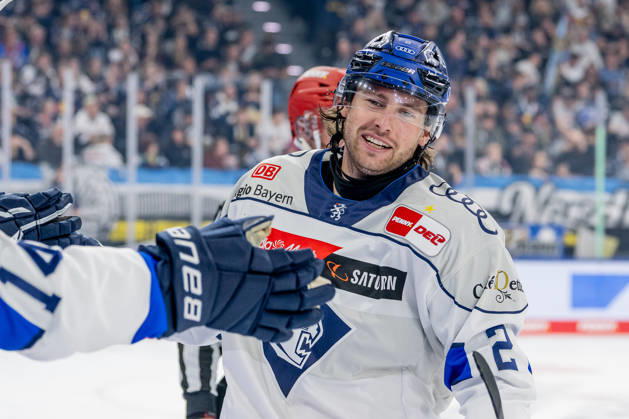 Sam Ruopp (ERC Ingolstadt, 02) beim Abklatschen an der Bank nach seinem Tor zum 0:3 GER, EHC Red Bull Muenchen vs. ERC Ingolstadt, DEL, Saison 2026 2027, 7. Spieltag, 09.10.2026. Foto: HMB Media Franz Feiner Copyright: HMBxMedia FranzxFeiner