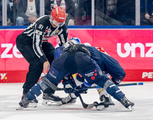 Linesperson Tobias Schwenk fuehrt ein Bully Faceoff aus zwischen Peter Abbandonato (ERC Ingolstadt, 98) und Brady Ferguson (EHC Red Bull Muenchen, 12) GER, EHC Red Bull Muenchen vs. ERC Ingolstadt, DEL, Saison 2026 2027, 7. Spieltag, 09.10.2026. Foto: HMB Media Franz Feiner Copyright: HMBxMedia FranzxFeiner