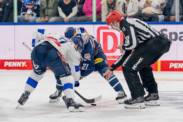 Linesperson Tobias Schwenk fuehrt ein Bully Faceoff aus zwischen Myles Powell (ERC Ingolstadt, 09) und Dominik Kahun (EHC Red Bull Muenchen, 21) GER, EHC Red Bull Muenchen vs. ERC Ingolstadt, DEL, Saison 2026 2027, 7. Spieltag, 09.10.2026. Foto: HMB Media Franz Feiner Copyright: HMBxMedia FranzxFeiner