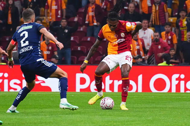 ISTANBUL, TURKEY - OCTOBER 9: Rafael Leao (R) of Galatasaray and Claudio Winck (2) of Kasimpasa during the Trendyol Turkish Super League match between Galatasaray SK and Kasimpasa at Rams Park Stadium on October 9, 2026 in Istanbul, Turkey. Istanbul Rams Park Stadium Turkey Copyright: xSeskimphotox GSaray-Kasimpasa-1010 (111)