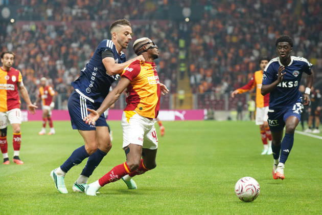 ISTANBUL, TURKEY - OCTOBER 9: Victor Osimhen (R) of Galatasaray and Claudio Winck (L) of Kasimpasa during the Trendyol Turkish Super League match between Galatasaray SK and Kasimpasa at Rams Park Stadium on October 9, 2026 in Istanbul, Turkey. Istanbul Rams Park Stadium Turkey Copyright: xSeskimphotox GSaray-Kasimpasa-1010 (241)