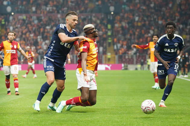 ISTANBUL, TURKEY - OCTOBER 9: Victor Osimhen (R) of Galatasaray and Claudio Winck (L) of Kasimpasa during the Trendyol Turkish Super League match between Galatasaray SK and Kasimpasa at Rams Park Stadium on October 9, 2026 in Istanbul, Turkey. Istanbul Rams Park Stadium Turkey Copyright: xSeskimphotox GSaray-Kasimpasa-1010 (242)