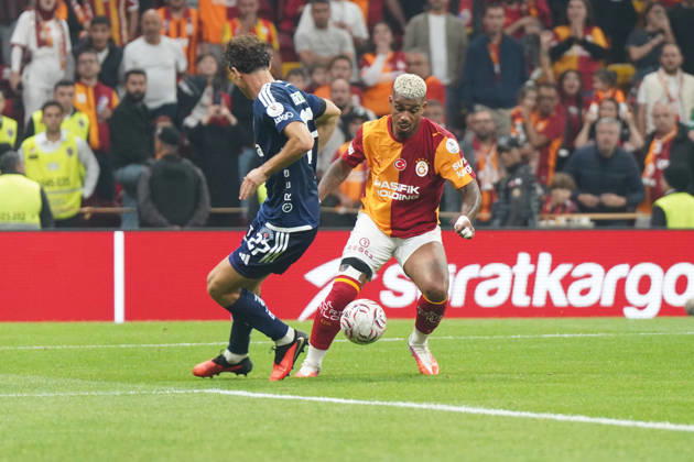 ISTANBUL, TURKEY - OCTOBER 9: Mario Lemina (R) of Galatasaray and Matei Cristian Ilie (L) of Kasimpasa during the Trendyol Turkish Super League match between Galatasaray SK and Kasimpasa at Rams Park Stadium on October 9, 2026 in Istanbul, Turkey. Istanbul Rams Park Stadium Turkey Copyright: xSeskimphotox GSaray-Kasimpasa-1010 (247)