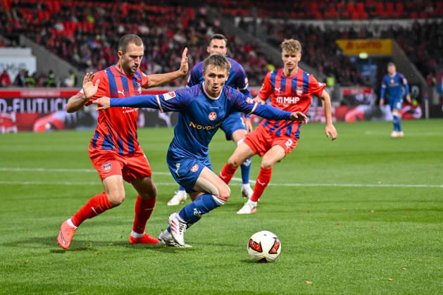 Jonas Foehrenbach (1. FC Heidenheim 1846) und Naatan Skyttae (1. FC Kaiserslautern) im Zweikampf waehrend des spiels der 2. Bundesliga zwischen 1. FC Heidenheim und 1. FC Kaiserslautern, Voith-Arena am 09. October 2026 in Heidenheim an der Brenz, Deutschland. (Foto von Harry Langer DeFodi Images) +++ Jonas Foehrenbach (1. FC Heidenheim 1846) und Naatan Skyttae (1. FC Kaiserslautern) battle for the ball during the 2nd Bundesliga match between 1. FC Heidenheim and 1. FC Kaiserslautern at Voith-Arena on October 9, 2026 in Heidenheim an der Brenz, Germany. (Photo by Harry Langer DeFodi Images) DFB DFL REGULATIONS PROHIBIT ANY USE OF PHOTOGRAPHS AS IMAGE SEQUENCES AND OR QUASI-VIDEO. (Photo by Harry Langer DeFodi Images) DFB DFL REGULATIONS PROHIBIT ANY USE OF PHOTOGRAPHS AS IMAGE SEQUENCES AND OR QUASI-VIDEO. -