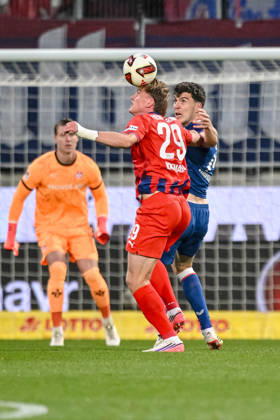 Mikkel Kaufmann (1. FC Heidenheim 1846) und Jacob Rasmussen (1. FC Kaiserslautern) im Zweikampf waehrend des spiels der 2. Bundesliga zwischen 1. FC Heidenheim und 1. FC Kaiserslautern, Voith-Arena am 09. October 2026 in Heidenheim an der Brenz, Deutschland. (Foto von Harry Langer DeFodi Images) +++ Mikkel Kaufmann (1. FC Heidenheim 1846) und Jacob Rasmussen (1. FC Kaiserslautern) battle for the ball during the 2nd Bundesliga match between 1. FC Heidenheim and 1. FC Kaiserslautern at Voith-Arena on October 9, 2026 in Heidenheim an der Brenz, Germany. (Photo by Harry Langer DeFodi Images) DFB DFL REGULATIONS PROHIBIT ANY USE OF PHOTOGRAPHS AS IMAGE SEQUENCES AND OR QUASI-VIDEO. (Photo by Harry Langer DeFodi Images) DFB DFL REGULATIONS PROHIBIT ANY USE OF PHOTOGRAPHS AS IMAGE SEQUENCES AND OR QUASI-VIDEO. -