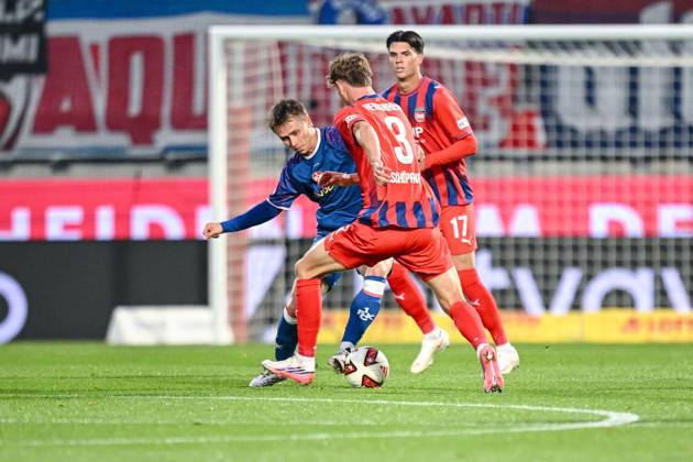 Naatan Skyttae (1. FC Kaiserslautern), Jan Schoeppner (1. FC Heidenheim 1846) and Mathias Honsak (1. FC Heidenheim 1846) im Zweikampf waehrend des spiels der 2. Bundesliga zwischen 1. FC Heidenheim und 1. FC Kaiserslautern, Voith-Arena am 09. October 2026 in Heidenheim an der Brenz, Deutschland. (Foto von Harry Langer DeFodi Images) +++ Naatan Skyttae (1. FC Kaiserslautern), Jan Schoeppner (1. FC Heidenheim 1846) and Mathias Honsak (1. FC Heidenheim 1846) battle for the ball during the 2nd Bundesliga match between 1. FC Heidenheim and 1. FC Kaiserslautern at Voith-Arena on October 9, 2026 in Heidenheim an der Brenz, Germany. (Photo by Harry Langer DeFodi Images) DFB DFL REGULATIONS PROHIBIT ANY USE OF PHOTOGRAPHS AS IMAGE SEQUENCES AND OR QUASI-VIDEO. (Photo by Harry Langer DeFodi Images) DFB DFL REGULATIONS PROHIBIT ANY USE OF PHOTOGRAPHS AS IMAGE SEQUENCES AND OR QUASI-VIDEO. -