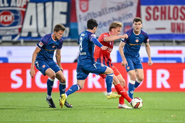 Semih Åžahin (1. FC Kaiserslautern) and Mikkel Kaufmann (1. FC Heidenheim 1846) im Zweikampf waehrend des spiels der 2. Bundesliga zwischen 1. FC Heidenheim und 1. FC Kaiserslautern, Voith-Arena am 09. October 2026 in Heidenheim an der Brenz, Deutschland. (Foto von Harry Langer DeFodi Images) +++ Semih Åžahin (1. FC Kaiserslautern) and Mikkel Kaufmann (1. FC Heidenheim 1846) battle for the ball during the 2nd Bundesliga match between 1. FC Heidenheim and 1. FC Kaiserslautern at Voith-Arena on October 9, 2026 in Heidenheim an der Brenz, Germany. (Photo by Harry Langer DeFodi Images) DFB DFL REGULATIONS PROHIBIT ANY USE OF PHOTOGRAPHS AS IMAGE SEQUENCES AND OR QUASI-VIDEO. (Photo by Harry Langer DeFodi Images) DFB DFL REGULATIONS PROHIBIT ANY USE OF PHOTOGRAPHS AS IMAGE SEQUENCES AND OR QUASI-VIDEO. -
