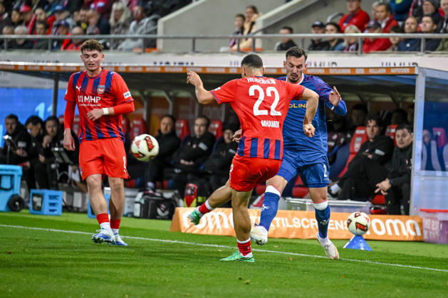 Paul Hennrich (1. FC Heidenheim 1846), Oualid Mhamdi (1. FC Heidenheim 1846) und Mergim Berisha (1. FC Kaiserslautern) im Zweikampf waehrend des spiels der 2. Bundesliga zwischen 1. FC Heidenheim und 1. FC Kaiserslautern, Voith-Arena am 09. October 2026 in Heidenheim an der Brenz, Deutschland. (Foto von Harry Langer DeFodi Images) +++ Paul Hennrich (1. FC Heidenheim 1846), Oualid Mhamdi (1. FC Heidenheim 1846) und Mergim Berisha (1. FC Kaiserslautern) battle for the ball during the 2nd Bundesliga match between 1. FC Heidenheim and 1. FC Kaiserslautern at Voith-Arena on October 9, 2026 in Heidenheim an der Brenz, Germany. (Photo by Harry Langer DeFodi Images) DFB DFL REGULATIONS PROHIBIT ANY USE OF PHOTOGRAPHS AS IMAGE SEQUENCES AND OR QUASI-VIDEO. (Photo by Harry Langer DeFodi Images) DFB DFL REGULATIONS PROHIBIT ANY USE OF PHOTOGRAPHS AS IMAGE SEQUENCES AND OR QUASI-VIDEO. -