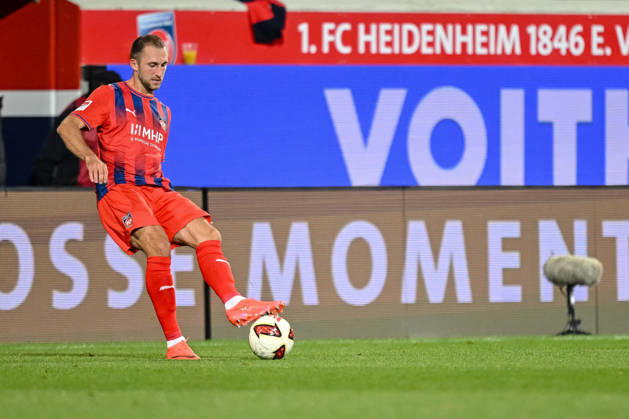 Jonas Foehrenbach (1. FC Heidenheim 1846) in Aktion, am Ball, Einzelaktion waehrend des spiels der 2. Bundesliga zwischen 1. FC Heidenheim und 1. FC Kaiserslautern, Voith-Arena am 09. October 2026 in Heidenheim an der Brenz, Deutschland. (Foto von Harry Langer DeFodi Images) +++ Jonas Foehrenbach (1. FC Heidenheim 1846) controls the Ball during the 2nd Bundesliga match between 1. FC Heidenheim and 1. FC Kaiserslautern at Voith-Arena on October 9, 2026 in Heidenheim an der Brenz, Germany. (Photo by Harry Langer DeFodi Images) DFB DFL REGULATIONS PROHIBIT ANY USE OF PHOTOGRAPHS AS IMAGE SEQUENCES AND OR QUASI-VIDEO. (Photo by Harry Langer DeFodi Images) DFB DFL REGULATIONS PROHIBIT ANY USE OF PHOTOGRAPHS AS IMAGE SEQUENCES AND OR QUASI-VIDEO. -
