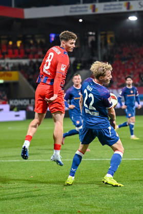 Paul Hennrich (1. FC Heidenheim 1846) und Mika Haas (1. FC Kaiserslautern) im Zweikampf waehrend des spiels der 2. Bundesliga zwischen 1. FC Heidenheim und 1. FC Kaiserslautern, Voith-Arena am 09. October 2026 in Heidenheim an der Brenz, Deutschland. (Foto von Harry Langer DeFodi Images) +++ Paul Hennrich (1. FC Heidenheim 1846) und Mika Haas (1. FC Kaiserslautern) battle for the ball during the 2nd Bundesliga match between 1. FC Heidenheim and 1. FC Kaiserslautern at Voith-Arena on October 9, 2026 in Heidenheim an der Brenz, Germany. (Photo by Harry Langer DeFodi Images) DFB DFL REGULATIONS PROHIBIT ANY USE OF PHOTOGRAPHS AS IMAGE SEQUENCES AND OR QUASI-VIDEO. (Photo by Harry Langer DeFodi Images) DFB DFL REGULATIONS PROHIBIT ANY USE OF PHOTOGRAPHS AS IMAGE SEQUENCES AND OR QUASI-VIDEO. -