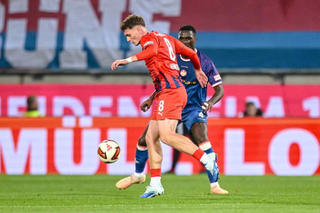 Paul Hennrich (1. FC Heidenheim 1846) und Maxwell Gyamfi (1. FC Kaiserslautern) im Zweikampf waehrend des spiels der 2. Bundesliga zwischen 1. FC Heidenheim und 1. FC Kaiserslautern, Voith-Arena am 09. October 2026 in Heidenheim an der Brenz, Deutschland. (Foto von Harry Langer DeFodi Images) +++ Paul Hennrich (1. FC Heidenheim 1846) und Maxwell Gyamfi (1. FC Kaiserslautern) battle for the ball during the 2nd Bundesliga match between 1. FC Heidenheim and 1. FC Kaiserslautern at Voith-Arena on October 9, 2026 in Heidenheim an der Brenz, Germany. (Photo by Harry Langer DeFodi Images) DFB DFL REGULATIONS PROHIBIT ANY USE OF PHOTOGRAPHS AS IMAGE SEQUENCES AND OR QUASI-VIDEO. (Photo by Harry Langer DeFodi Images) DFB DFL REGULATIONS PROHIBIT ANY USE OF PHOTOGRAPHS AS IMAGE SEQUENCES AND OR QUASI-VIDEO. -