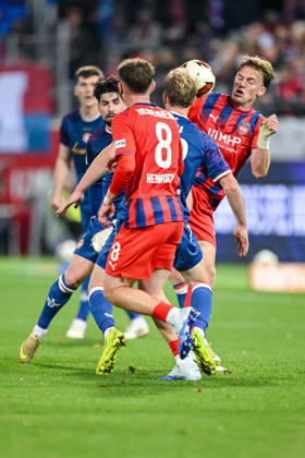 Paul Hennrich (1. FC Heidenheim 1846), Mika Haas (1. FC Kaiserslautern) und Mikkel Kaufmann (1. FC Heidenheim 1846) im Zweikampf waehrend des spiels der 2. Bundesliga zwischen 1. FC Heidenheim und 1. FC Kaiserslautern, Voith-Arena am 09. October 2026 in Heidenheim an der Brenz, Deutschland. (Foto von Harry Langer DeFodi Images) +++ Paul Hennrich (1. FC Heidenheim 1846), Mika Haas (1. FC Kaiserslautern) und Mikkel Kaufmann (1. FC Heidenheim 1846) battle for the ball during the 2nd Bundesliga match between 1. FC Heidenheim and 1. FC Kaiserslautern at Voith-Arena on October 9, 2026 in Heidenheim an der Brenz, Germany. (Photo by Harry Langer DeFodi Images) DFB DFL REGULATIONS PROHIBIT ANY USE OF PHOTOGRAPHS AS IMAGE SEQUENCES AND OR QUASI-VIDEO. (Photo by Harry Langer DeFodi Images) DFB DFL REGULATIONS PROHIBIT ANY USE OF PHOTOGRAPHS AS IMAGE SEQUENCES AND OR QUASI-VIDEO. -