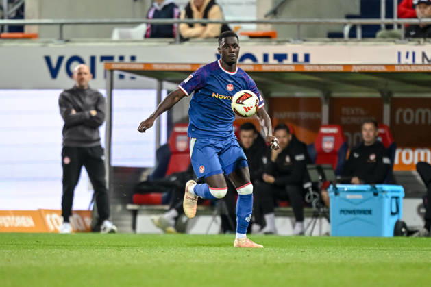 Maxwell Gyamfi (1. FC Kaiserslautern) in Aktion, am Ball, Einzelaktion waehrend des spiels der 2. Bundesliga zwischen 1. FC Heidenheim und 1. FC Kaiserslautern, Voith-Arena am 09. October 2026 in Heidenheim an der Brenz, Deutschland. (Foto von Harry Langer DeFodi Images) +++ Maxwell Gyamfi (1. FC Kaiserslautern) controls the Ball during the 2nd Bundesliga match between 1. FC Heidenheim and 1. FC Kaiserslautern at Voith-Arena on October 9, 2026 in Heidenheim an der Brenz, Germany. (Photo by Harry Langer DeFodi Images) DFB DFL REGULATIONS PROHIBIT ANY USE OF PHOTOGRAPHS AS IMAGE SEQUENCES AND OR QUASI-VIDEO. (Photo by Harry Langer DeFodi Images) DFB DFL REGULATIONS PROHIBIT ANY USE OF PHOTOGRAPHS AS IMAGE SEQUENCES AND OR QUASI-VIDEO. -