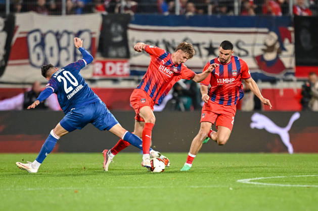 Mergim Berisha (1. FC Kaiserslautern). Jan Schoeppner (1. FC Heidenheim 1846) und Oualid Mhamdi (1. FC Heidenheim 1846) im Zweikampf waehrend des spiels der 2. Bundesliga zwischen 1. FC Heidenheim und 1. FC Kaiserslautern, Voith-Arena am 09. October 2026 in Heidenheim an der Brenz, Deutschland. (Foto von Harry Langer DeFodi Images) +++ Mergim Berisha (1. FC Kaiserslautern). Jan Schoeppner (1. FC Heidenheim 1846) und Oualid Mhamdi (1. FC Heidenheim 1846) battle for the ball during the 2nd Bundesliga match between 1. FC Heidenheim and 1. FC Kaiserslautern at Voith-Arena on October 9, 2026 in Heidenheim an der Brenz, Germany. (Photo by Harry Langer DeFodi Images) DFB DFL REGULATIONS PROHIBIT ANY USE OF PHOTOGRAPHS AS IMAGE SEQUENCES AND OR QUASI-VIDEO. (Photo by Harry Langer DeFodi Images) DFB DFL REGULATIONS PROHIBIT ANY USE OF PHOTOGRAPHS AS IMAGE SEQUENCES AND OR QUASI-VIDEO. -