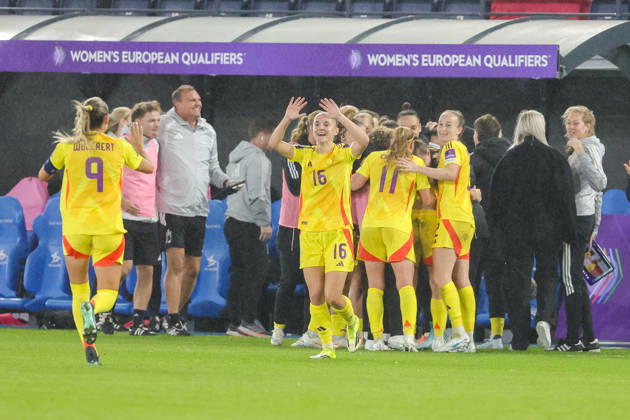 SOCCER WOMEN UEFA BELGIUM VS SCOTLAND Belgian players and staff celebrating the goal of Elena Dhont (13) of Belgium (1-0) during a women football game between the national teams of Belgium , called the Red Flames , and Poland on Round 1 of Play Offs, first leg of the 2026-27 UEFA Women s European Qualifiers competition , on Saturday 9 October 2026 in Leuven , BELGIUM . PHOTO SPORTPIX Sevil OKTEM Leuven Den Dreef BELGIUM  Copyright: xSportpix.bex xSevilxOKTEMxSevilxOKTEMx