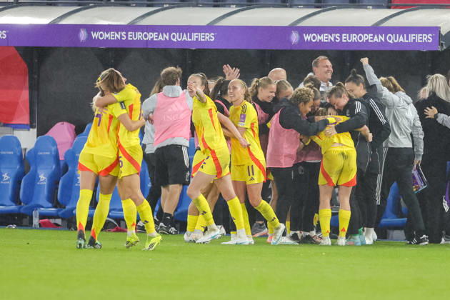 SOCCER WOMEN UEFA BELGIUM VS SCOTLAND Belgian players and staff celebrating the goal of Elena Dhont (13) of Belgium (1-0) during a women football game between the national teams of Belgium , called the Red Flames , and Poland on Round 1 of Play Offs, first leg of the 2026-27 UEFA Women s European Qualifiers competition , on Saturday 9 October 2026 in Leuven , BELGIUM . PHOTO SPORTPIX Sevil OKTEM Leuven Den Dreef BELGIUM  Copyright: xSportpix.bex xSevilxOKTEMxSevilxOKTEMx