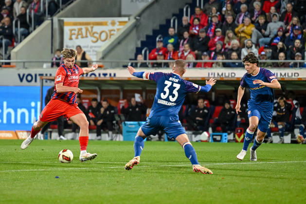 Alessandro Vogt (1. FC Heidenheim 1846) und Jan Elvedi (1. FC Kaiserslautern) im Zweikampf waehrend des spiels der 2. Bundesliga zwischen 1. FC Heidenheim und 1. FC Kaiserslautern, Voith-Arena am 09. October 2026 in Heidenheim an der Brenz, Deutschland. (Foto von Harry Langer DeFodi Images) +++ Alessandro Vogt (1. FC Heidenheim 1846) und Jan Elvedi (1. FC Kaiserslautern) battle for the ball during the 2nd Bundesliga match between 1. FC Heidenheim and 1. FC Kaiserslautern at Voith-Arena on October 9, 2026 in Heidenheim an der Brenz, Germany. (Photo by Harry Langer DeFodi Images) DFB DFL REGULATIONS PROHIBIT ANY USE OF PHOTOGRAPHS AS IMAGE SEQUENCES AND OR QUASI-VIDEO. (Photo by Harry Langer DeFodi Images) DFB DFL REGULATIONS PROHIBIT ANY USE OF PHOTOGRAPHS AS IMAGE SEQUENCES AND OR QUASI-VIDEO. -