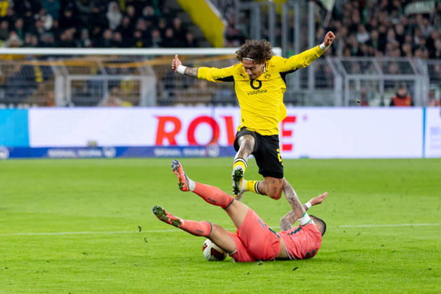 Dortmund, Deutschland 09. Oktober 2026: 1. BL - 2026 2027 - Sp. 5 - Borussia Dortmund gegen SV Werder Bremen Im Bild: v. li. im Zweikampf Fabio Silva Fabio (BVB), Marco Friedl (SVW) DFL DFB regulations prohibit any use of photographs as image sequences and or quasi-video. Signal Iduna Park Nordrhein Westfalen Copyright: xFotostandx xZeisingx