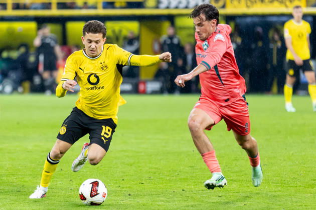 Dortmund, Deutschland 09. Oktober 2026: 1. BL - 2026 2027 - Sp. 5 - Borussia Dortmund gegen SV Werder Bremen Im Bild: v. li. im Zweikampf Konstantinos Karetsas (BVB) und Olivier Deman (SVW) DFL DFB regulations prohibit any use of photographs as image sequences and or quasi-video. Signal Iduna Park Nordrhein Westfalen Copyright: xFotostandx xZeisingx