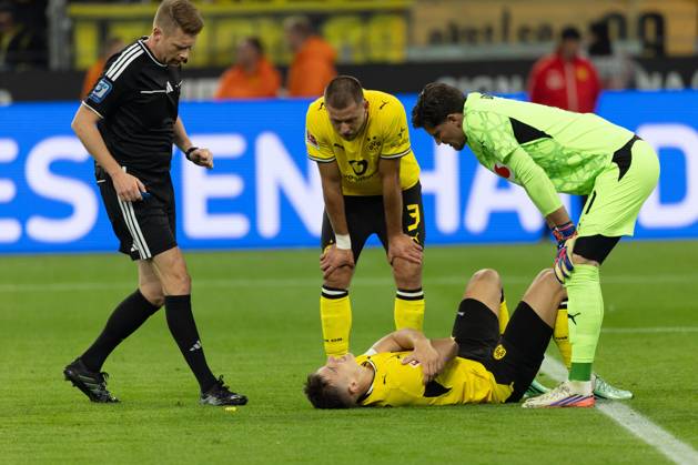Dortmund, Germany, 09.10.26, Nico Schlotterbeck (Borussia Dortmund) verletzt an der Schulter waehrend des Spiels der 1. Bundesliga zwischen Borussia Dortmund - SV Werder Bremen im Signal Iduna Park in Dortmund. (Photo by Joachim Bywaletz) DFB DFL REGULATIONS PROHIBIT ANY USE OF PHOTOGRAPHS AS IMAGE SEQUENCES AND OR QUASI-VIDEO. Copyright: JoachimxBywaletz xJB-Sportfoto