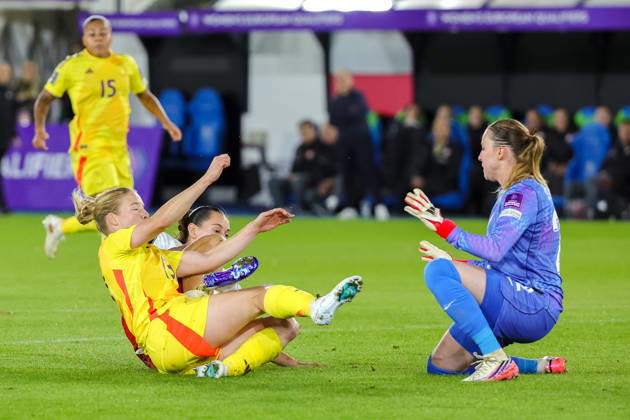 SOCCER WOMEN UEFA BELGIUM VS POLAND Elena Dhont (13) of Belgium is blocked by Wiktoria Zieniewicz (3) of Poland during a women football game between the national teams of Belgium , called the Red Flames , and Poland on Round 1 of Play Offs, first leg of the 2026-27 UEFA Women s European Qualifiers competition , on Friday 9 October 2026 in Leuven , BELGIUM . PHOTO SPORTPIX Sevil OKTEM Leuven Den Dreef BELGIUM  Copyright: xSportpix.bex xSevilxOKTEMxSevilxOKTEMx