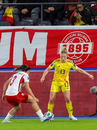 SOCCER WOMEN UEFA BELGIUM VS POLAND Wiktoria Zieniewicz (3) of Poland and Elena Dhont (13) of Belgium pictured during a women football game between the national teams of Belgium , called the Red Flames , and Poland on Round 1 of Play Offs, first leg of the 2026-27 UEFA Women s European Qualifiers competition , on Saturday 9 October 2026 in Leuven , BELGIUM . PHOTO SPORTPIX Sevil OKTEM Leuven Den Dreef BELGIUM  Copyright: xSportpix.bex xSevilxOKTEMxSevilxOKTEMx