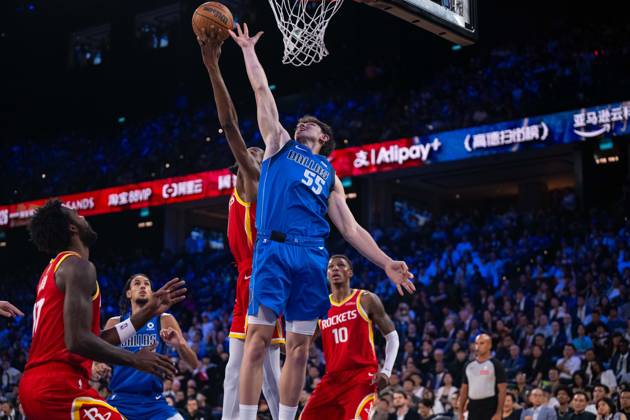 (261010) -- MACAO, Oct. 10, 2026 -- Sergio de Larrea (top R) of Dallas Mavericks vies with Kevin Durant (top L) of Houston Rockets during the 2026-2027 NBA, Basketball Herren, USA preseason game between Houston Rockets and Dallas Mavericks in Macao, south China, Oct. 9, 2026. ) (SP)CHINA-MACAO-BASKETBALL-NBA PRESEASON-LAKERS VS MAVERICKS(CN) CheongxKamxKa 