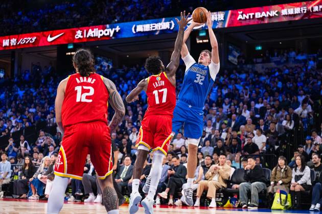 (261010) -- MACAO, Oct. 10, 2026 -- Cooper Flagg (R) of Dallas Mavericks shoots during the 2026-2027 NBA, Basketball Herren, USA preseason game between Houston Rockets and Dallas Mavericks in Macao, south China, Oct. 9, 2026. ) (SP)CHINA-MACAO-BASKETBALL-NBA PRESEASON-ROCKETS VS MAVERICKS(CN) CheongxKamxKa 