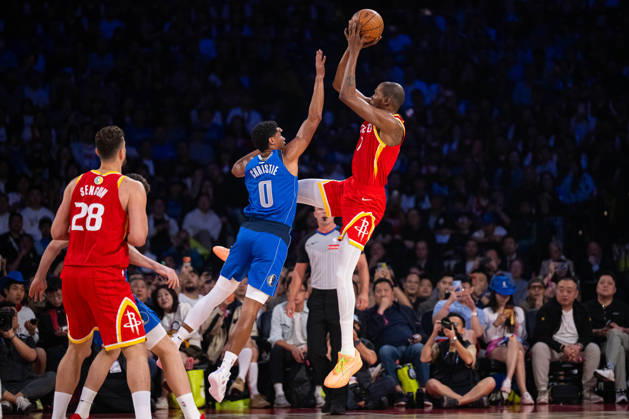 (261010) -- MACAO, Oct. 10, 2026 -- Kevin Durant (R) of Houston Rockets shoots during the 2026-2027 NBA, Basketball Herren, USA preseason game between Houston Rockets and Dallas Mavericks in Macao, south China, Oct. 9, 2026. ) (SP)CHINA-MACAO-BASKETBALL-NBA PRESEASON-ROCKETS VS MAVERICKS(CN) CheongxKamxKa 