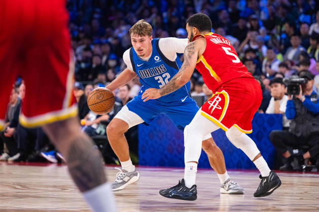 (261010) -- MACAO, Oct. 10, 2026 -- Cooper Flagg (L) of Dallas Mavericks competes during the 2026-2027 NBA, Basketball Herren, USA preseason game between Houston Rockets and Dallas Mavericks in Macao, south China, Oct. 9, 2026. ) (SP)CHINA-MACAO-BASKETBALL-NBA PRESEASON-ROCKETS VS MAVERICKS(CN) CheongxKamxKa 