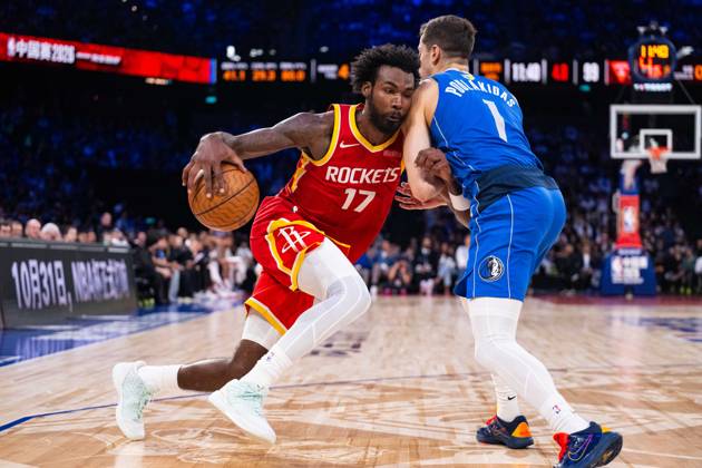 (261010) -- MACAO, Oct. 10, 2026 -- Tari Eason (L) of Houston Rockets vies with John Poulakidas of Dallas Mavericks during the 2026-2027 NBA, Basketball Herren, USA preseason game between Houston Rockets and Dallas Mavericks in Macao, south China, Oct. 9, 2026. ) (SP)CHINA-MACAO-BASKETBALL-NBA PRESEASON-ROCKETS VS MAVERICKS(CN) CheongxKamxKa 