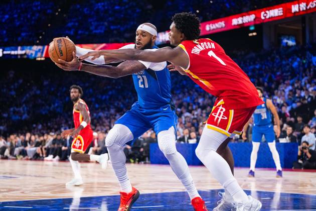 (261010) -- MACAO, Oct. 10, 2026 -- Daniel Gafford (L) of Dallas Mavericks vies with Amen Thompson of Houston Rockets during the 2026-2027 NBA, Basketball Herren, USA preseason game between Houston Rockets and Dallas Mavericks in Macao, south China, Oct. 9, 2026. ) (SP)CHINA-MACAO-BASKETBALL-NBA PRESEASON-ROCKETS VS MAVERICKS(CN) CheongxKamxKa 