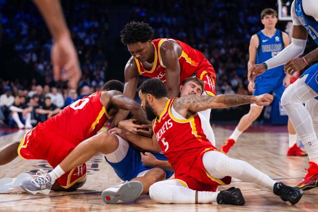 (261010) -- MACAO, Oct. 10, 2026 -- Cooper Flagg (C) of Dallas Mavericks saves the ball during the 2026-2027 NBA, Basketball Herren, USA preseason game between Houston Rockets and Dallas Mavericks in Macao, south China, Oct. 9, 2026. ) (SP)CHINA-MACAO-BASKETBALL-NBA PRESEASON-ROCKETS VS MAVERICKS(CN) CheongxKamxKa 