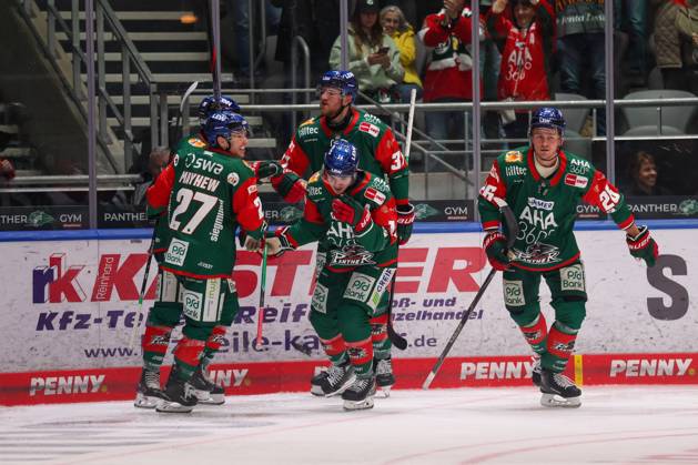 die Mannschaft freut sich ueber das Tor von D.J. Busdeker 14 (Augsburger Panther) zum 1:0, Augsburger Panther vs. Fischtown Pinguins, 7. Spieltag, Eishockey, Penny-DEL, 09.10.2026 Augsburg Bayern Deutschland