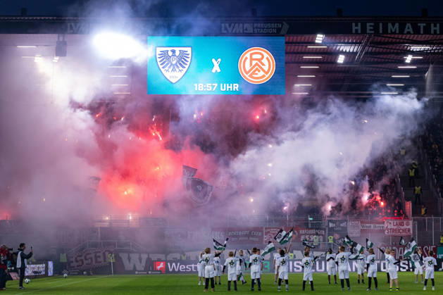 Die Fans von Rot-Weiss Essen zuenden Pyrotechnik im Gaesteblock GER, SC Preussen Muenster vs. Rot-Weiss Essen, Fussball, 3. Liga, 8. Spieltag, Spielzeit 2026 2027, 09.10.2026 DFL Regulations prohibit any use of photographers as image sequences and or quasi-video. GER, SC Preussen Muenster vs. Rot-Weiss Essen, Fussball, 3. Liga, 8. Spieltag, Spielzeit 2026 2027, 09.10.2026 Muenster Copyright: xEibner-Pressefoto JanxRollingerx EP_JSK